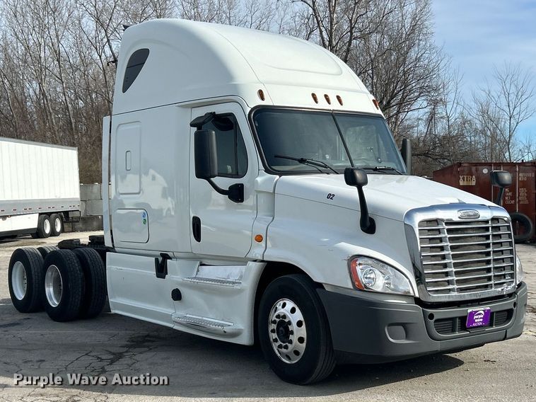 image for item FC5188 2018 Freightliner Cascadia semi truck