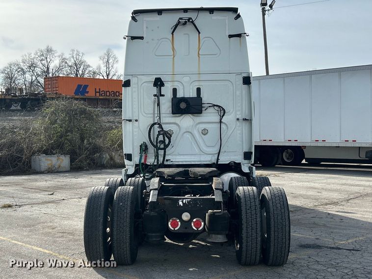 image for item FC5188 2018 Freightliner Cascadia semi truck