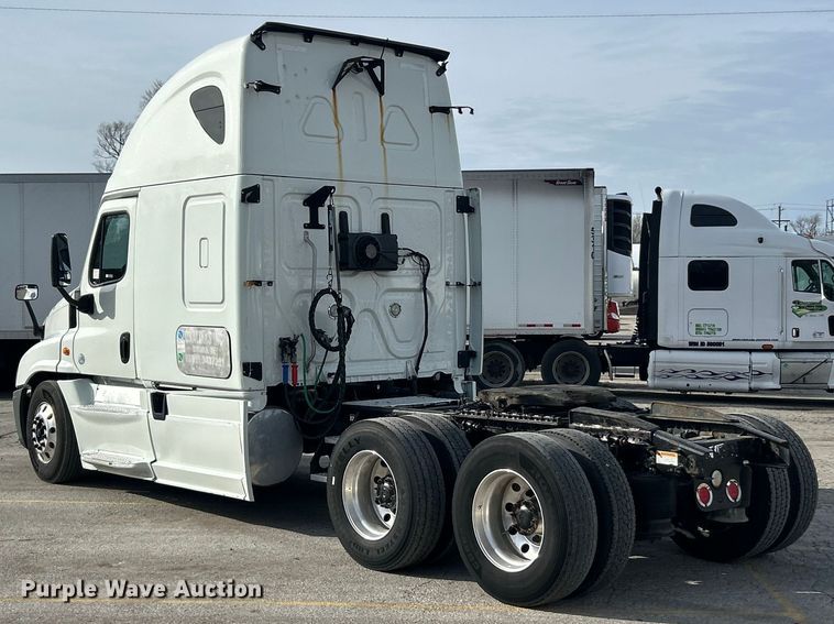 image for item FC5188 2018 Freightliner Cascadia semi truck