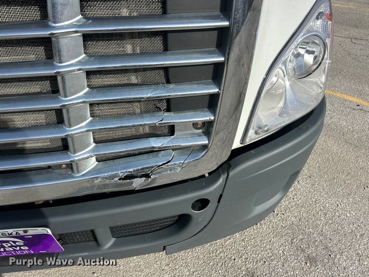 image for item FC5188 2018 Freightliner Cascadia semi truck