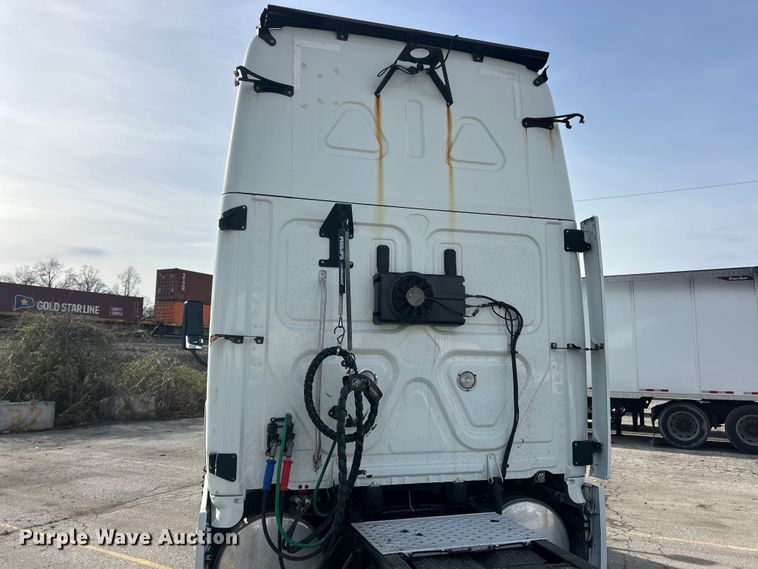 image for item FC5188 2018 Freightliner Cascadia semi truck