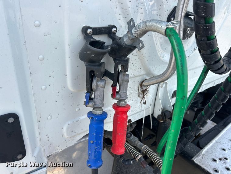 image for item FC5188 2018 Freightliner Cascadia semi truck