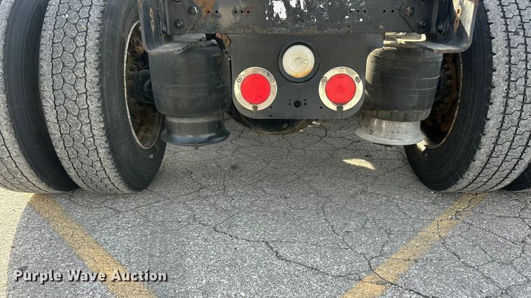 image for item FC5188 2018 Freightliner Cascadia semi truck