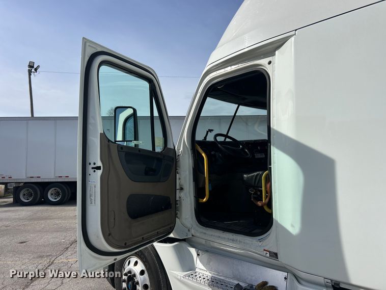 image for item FC5188 2018 Freightliner Cascadia semi truck