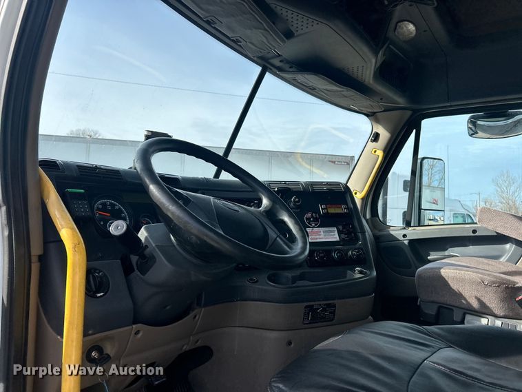 image for item FC5188 2018 Freightliner Cascadia semi truck