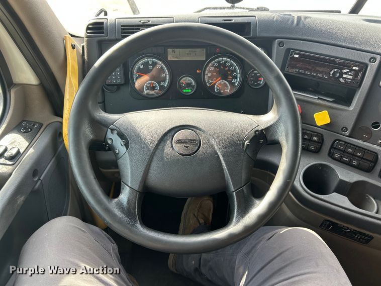 image for item FC5188 2018 Freightliner Cascadia semi truck