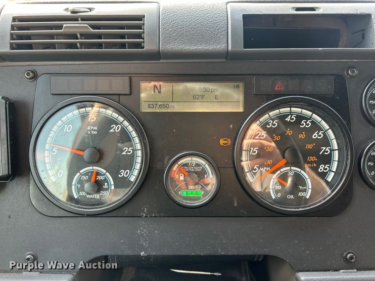 image for item FC5188 2018 Freightliner Cascadia semi truck