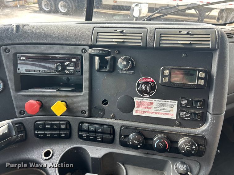 image for item FC5188 2018 Freightliner Cascadia semi truck