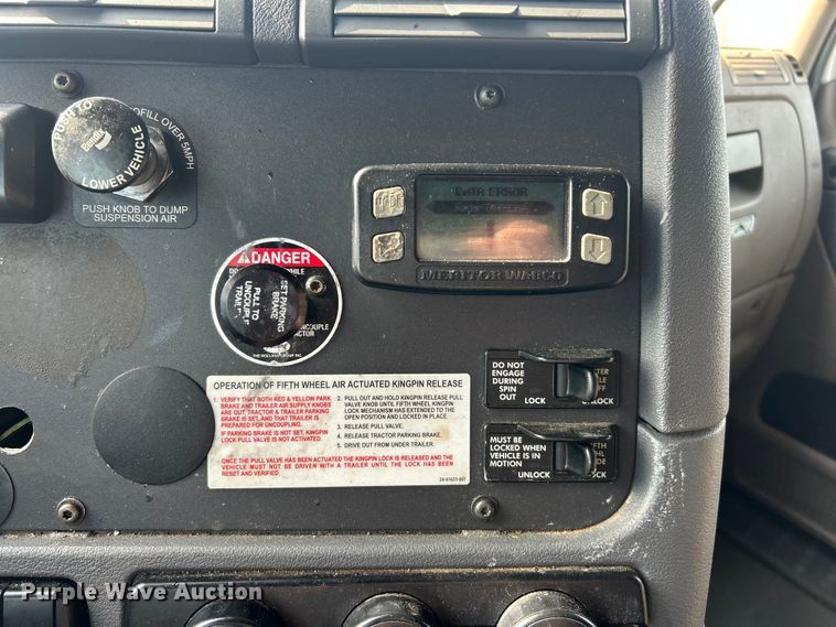 image for item FC5188 2018 Freightliner Cascadia semi truck