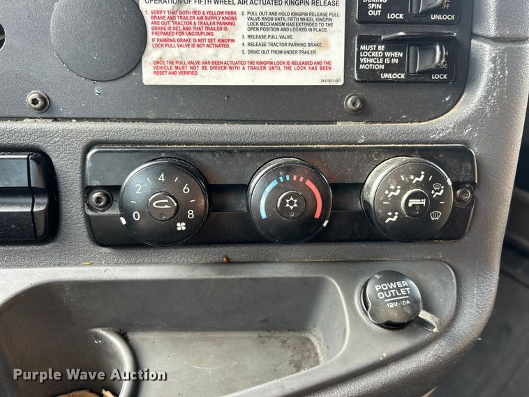 image for item FC5188 2018 Freightliner Cascadia semi truck