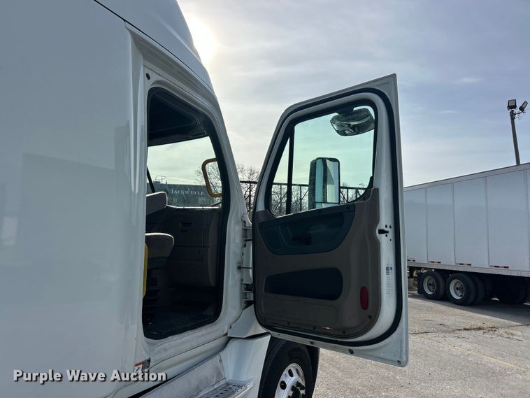 image for item FC5188 2018 Freightliner Cascadia semi truck