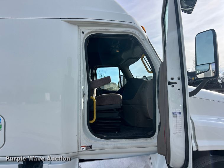 image for item FC5188 2018 Freightliner Cascadia semi truck