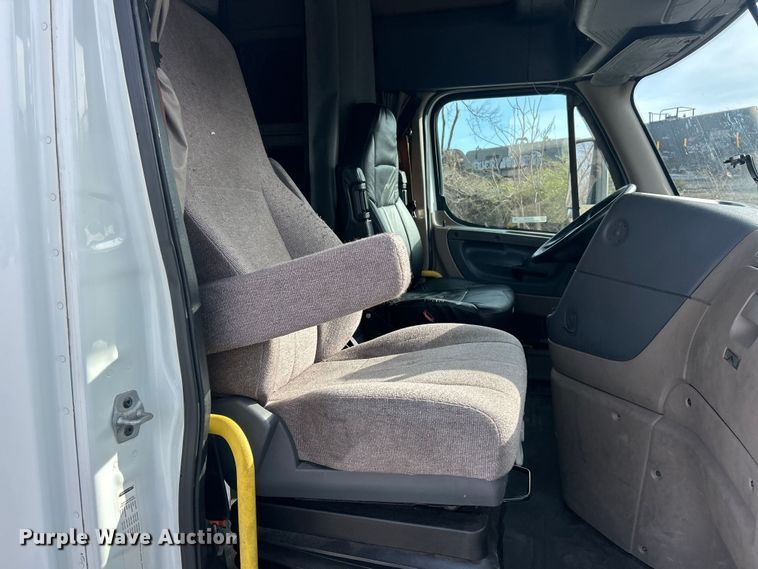 image for item FC5188 2018 Freightliner Cascadia semi truck