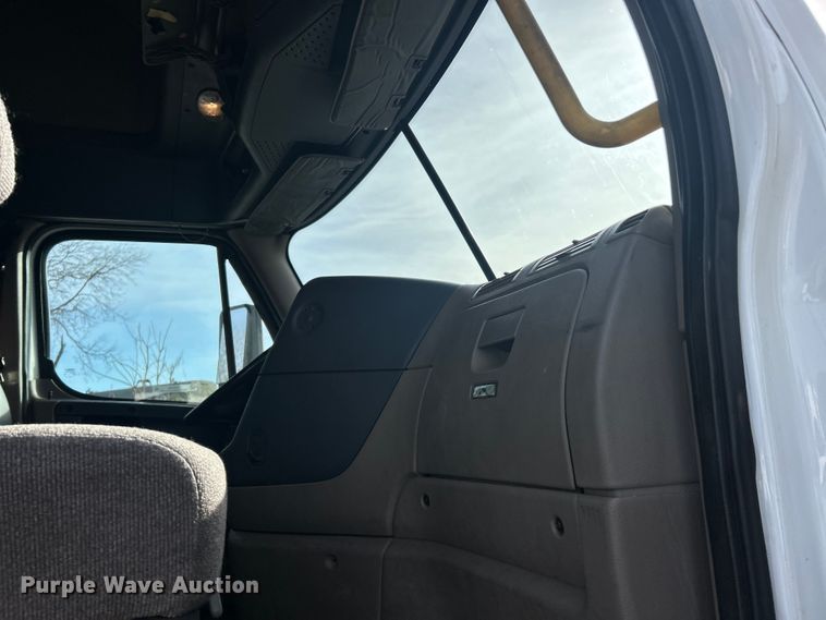 image for item FC5188 2018 Freightliner Cascadia semi truck