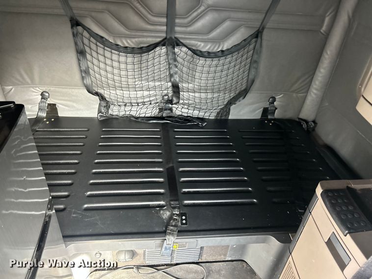 image for item FC5188 2018 Freightliner Cascadia semi truck