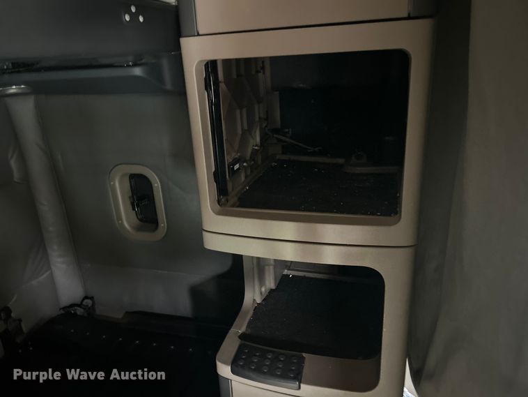 image for item FC5188 2018 Freightliner Cascadia semi truck