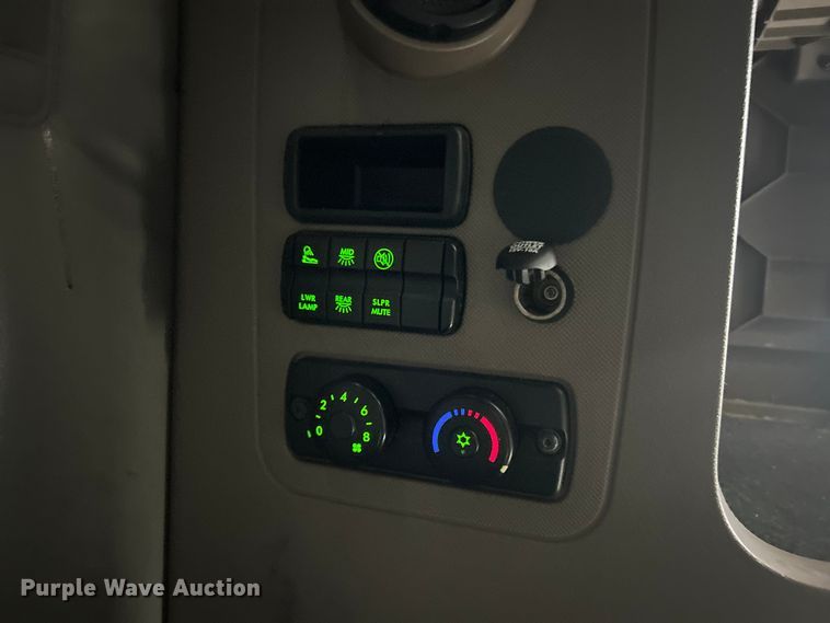 image for item FC5188 2018 Freightliner Cascadia semi truck