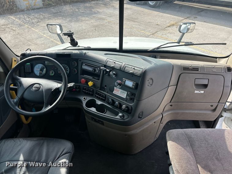 image for item FC5188 2018 Freightliner Cascadia semi truck