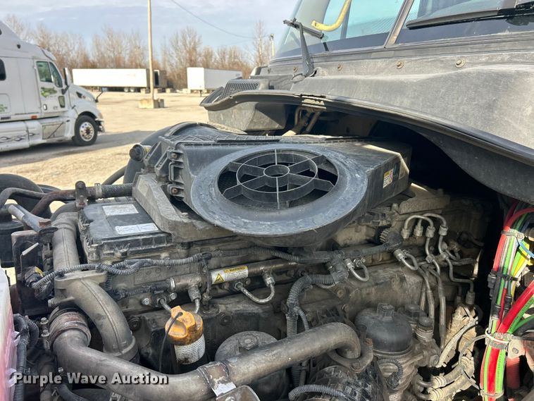 image for item FC5188 2018 Freightliner Cascadia semi truck