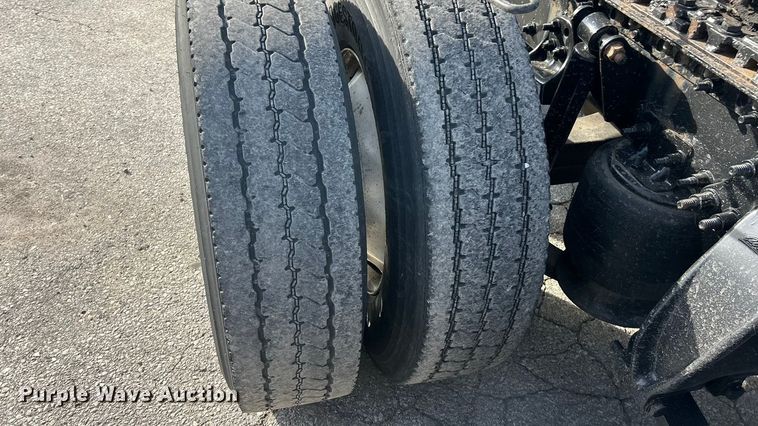 image for item FC5188 2018 Freightliner Cascadia semi truck