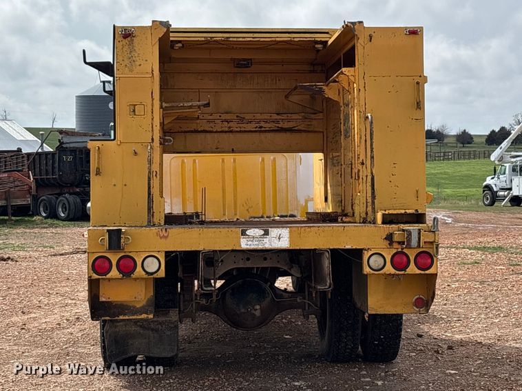 image for item FG0130 1994 International 4900 utility / service truck