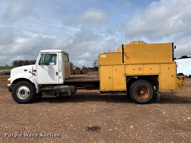 image for item FG0130 1994 International 4900 utility / service truck