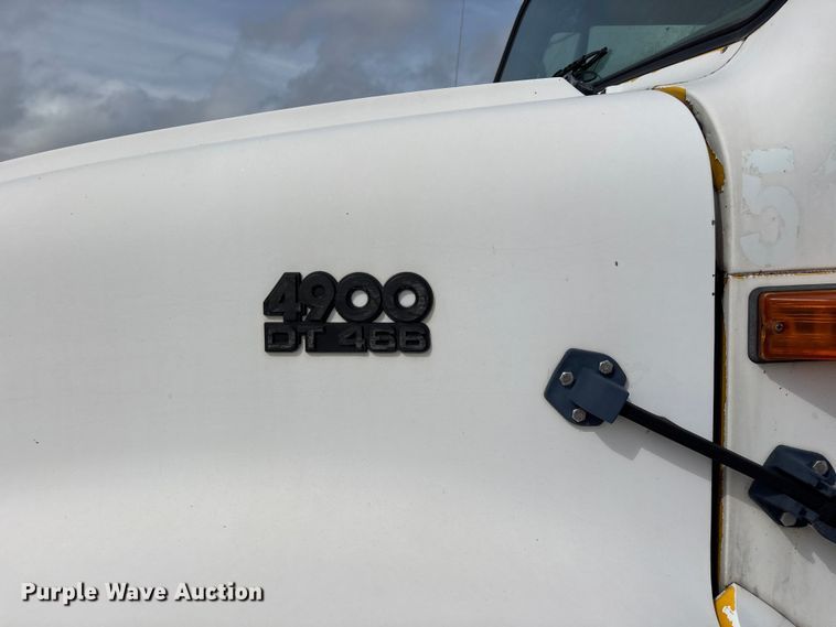 image for item FG0130 1994 International 4900 utility / service truck