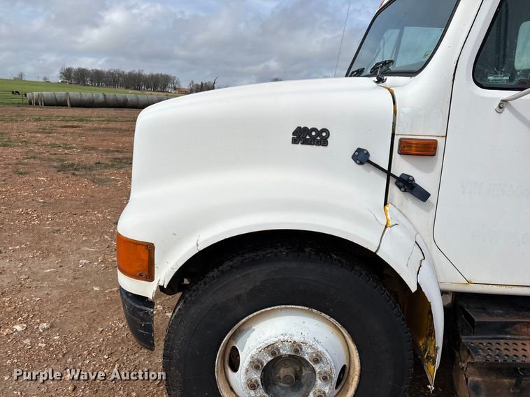 image for item FG0130 1994 International 4900 utility / service truck