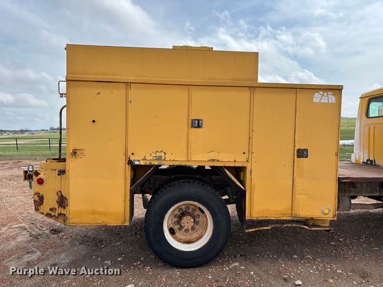 image for item FG0130 1994 International 4900 utility / service truck