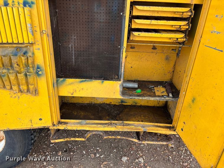 image for item FG0130 1994 International 4900 utility / service truck