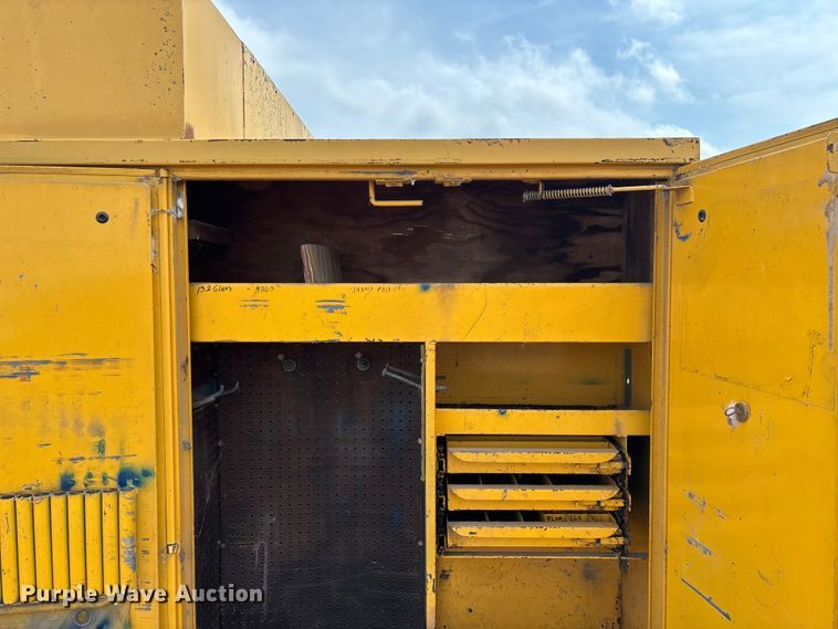 image for item FG0130 1994 International 4900 utility / service truck