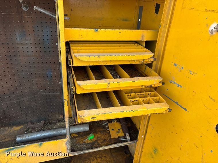 image for item FG0130 1994 International 4900 utility / service truck