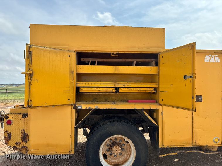 image for item FG0130 1994 International 4900 utility / service truck