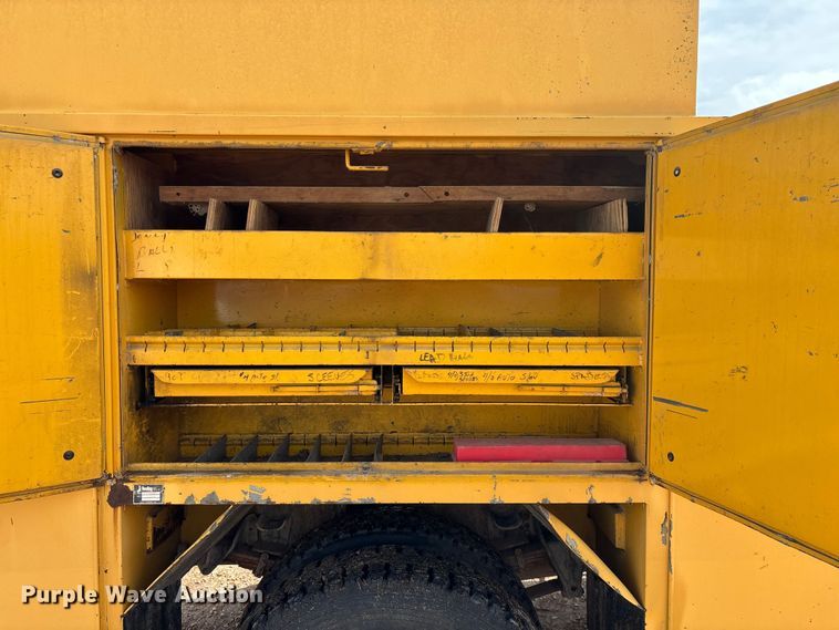 image for item FG0130 1994 International 4900 utility / service truck