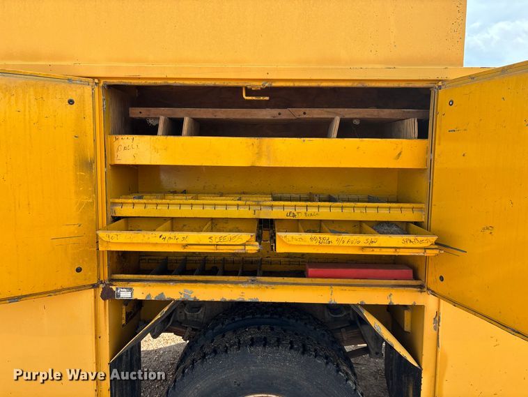 image for item FG0130 1994 International 4900 utility / service truck