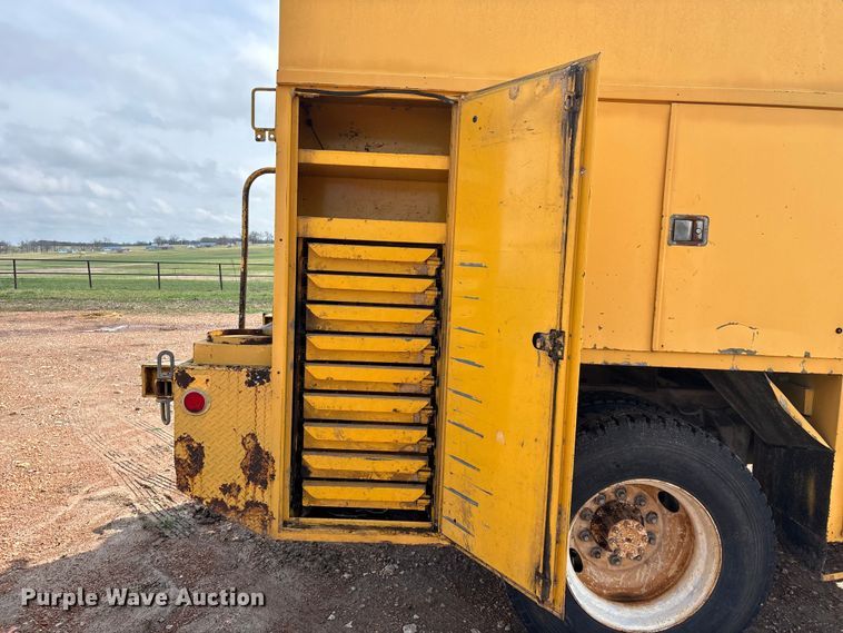 image for item FG0130 1994 International 4900 utility / service truck