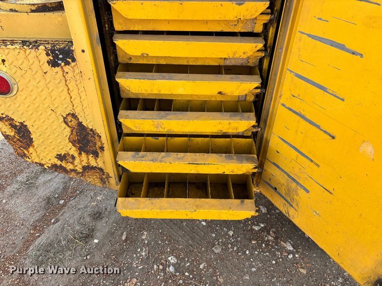 image for item FG0130 1994 International 4900 utility / service truck