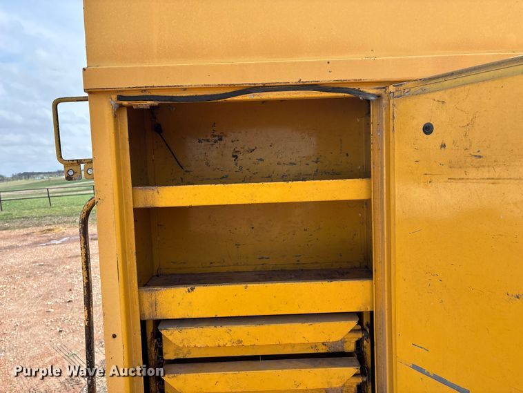 image for item FG0130 1994 International 4900 utility / service truck