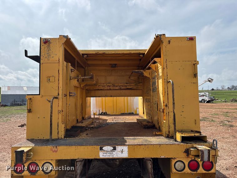 image for item FG0130 1994 International 4900 utility / service truck