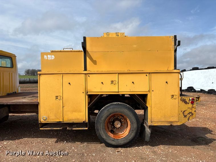 image for item FG0130 1994 International 4900 utility / service truck