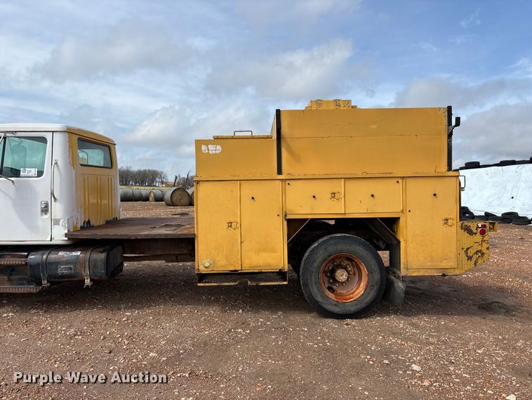 image for item FG0130 1994 International 4900 utility / service truck