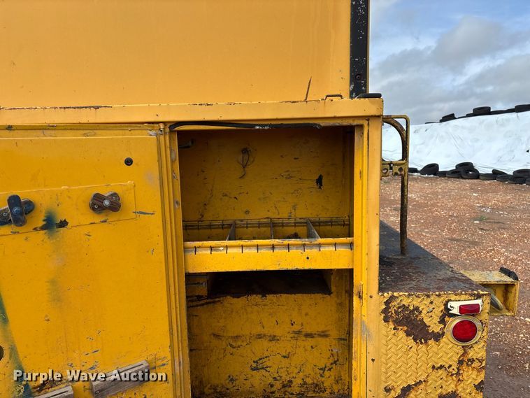 image for item FG0130 1994 International 4900 utility / service truck