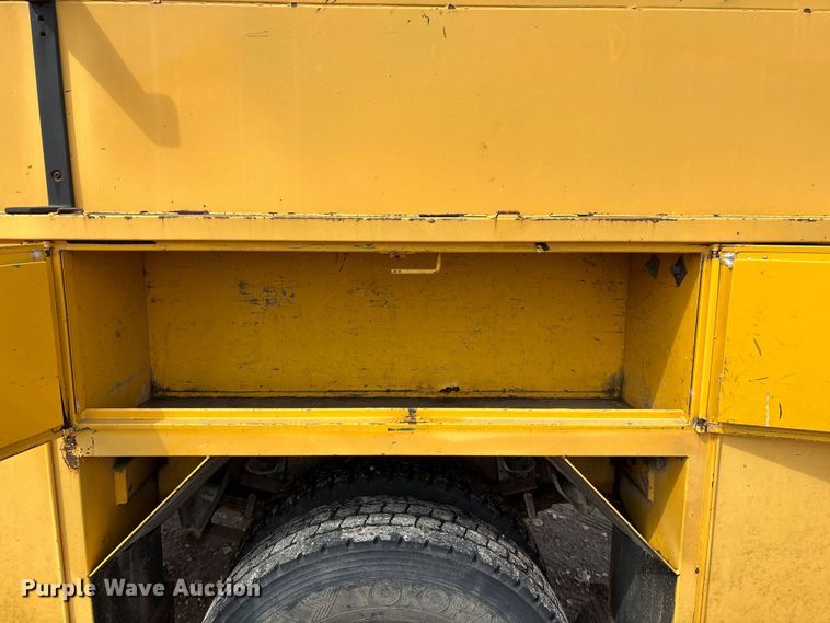 image for item FG0130 1994 International 4900 utility / service truck