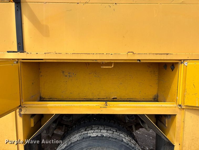 image for item FG0130 1994 International 4900 utility / service truck