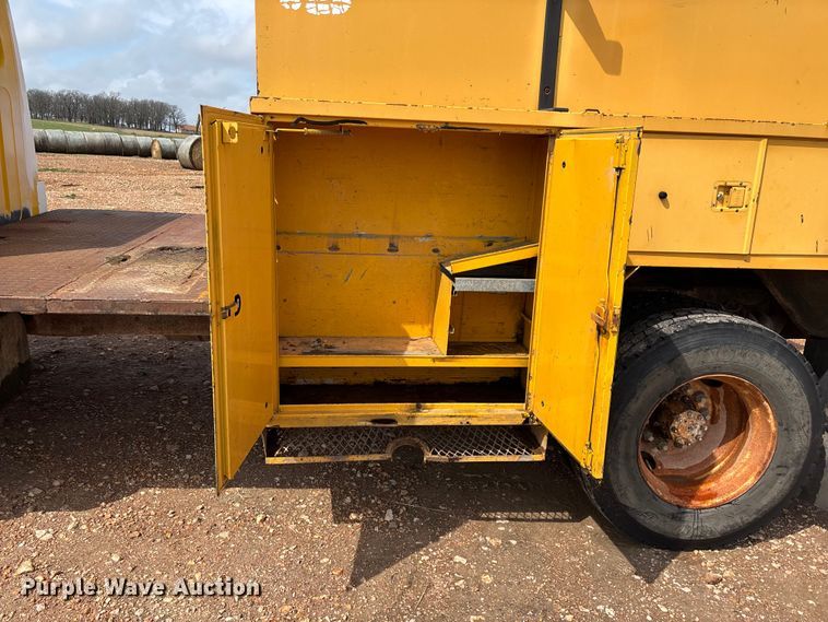 image for item FG0130 1994 International 4900 utility / service truck