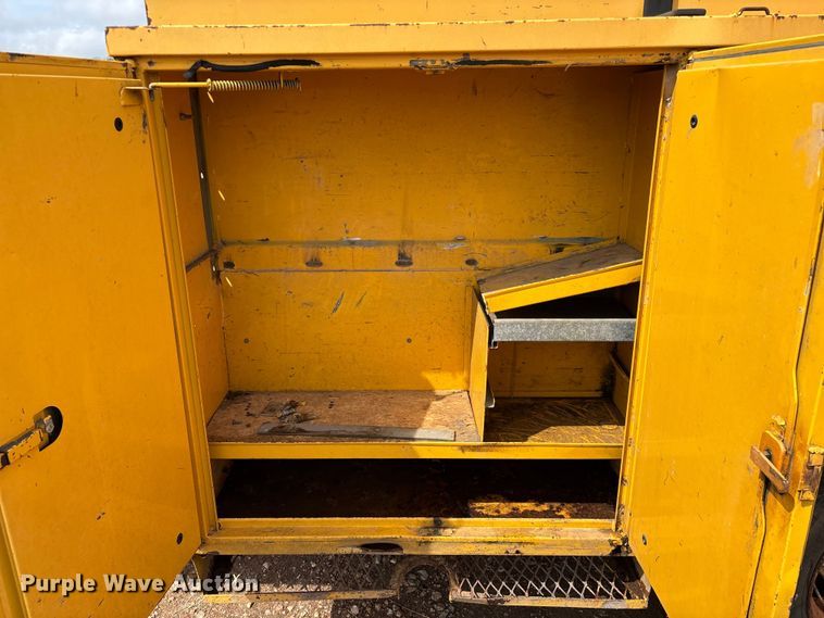 image for item FG0130 1994 International 4900 utility / service truck