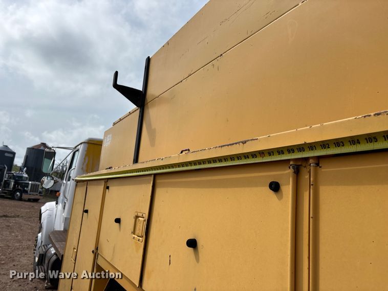 image for item FG0130 1994 International 4900 utility / service truck