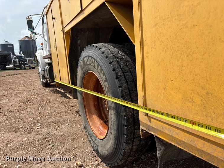 image for item FG0130 1994 International 4900 utility / service truck