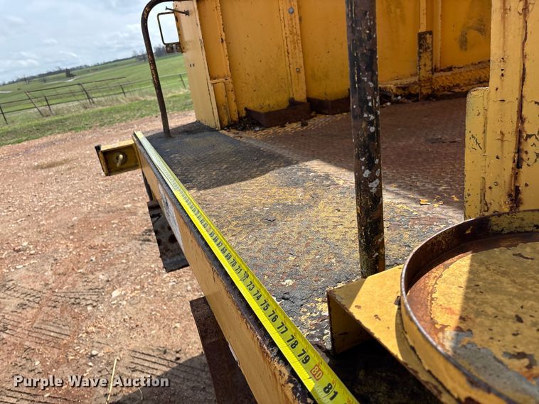 image for item FG0130 1994 International 4900 utility / service truck