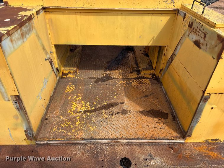 image for item FG0130 1994 International 4900 utility / service truck